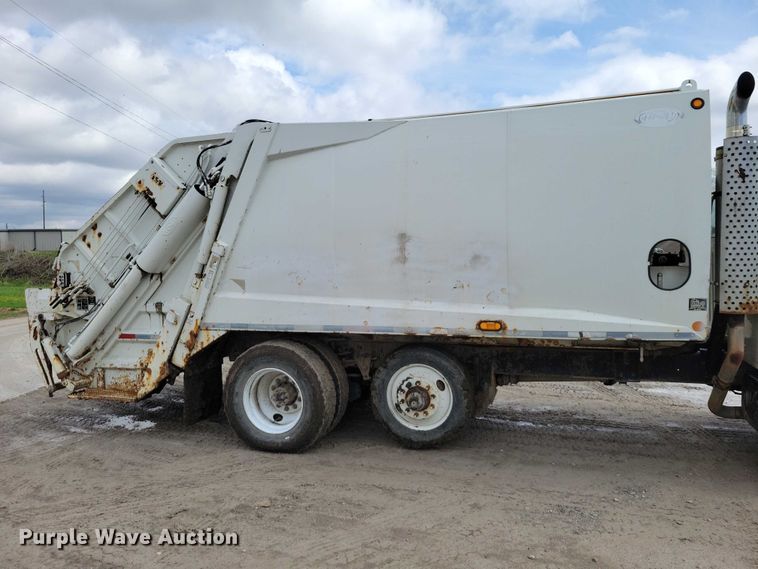 image for item DZ7037 1995 International 4900 refuse truck