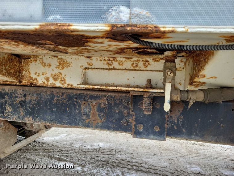image for item DZ7037 1995 International 4900 refuse truck