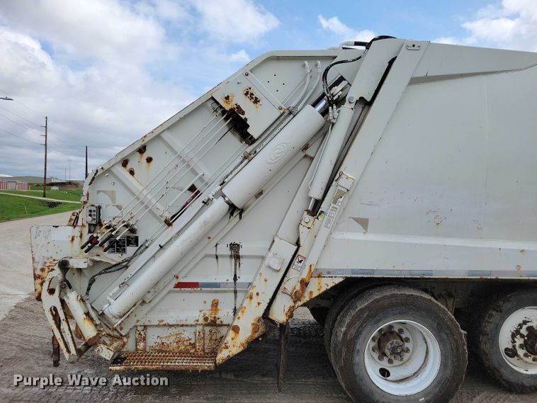 image for item DZ7037 1995 International 4900 refuse truck