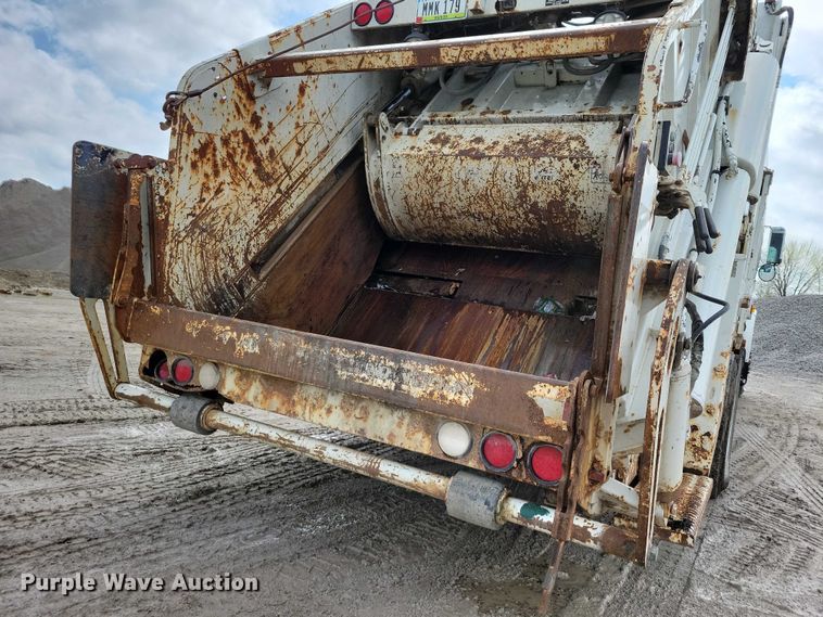 image for item DZ7037 1995 International 4900 refuse truck