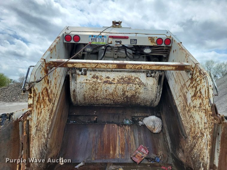image for item DZ7037 1995 International 4900 refuse truck