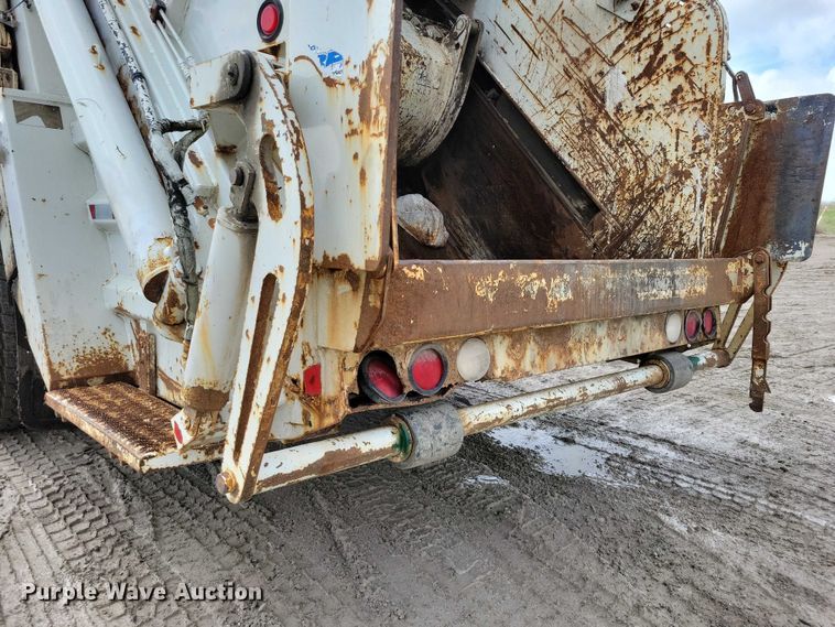 image for item DZ7037 1995 International 4900 refuse truck
