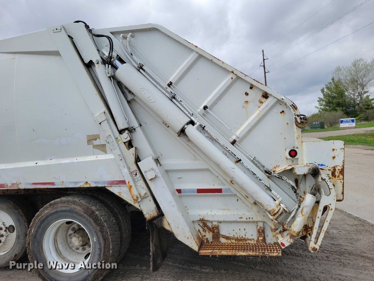 image for item DZ7037 1995 International 4900 refuse truck