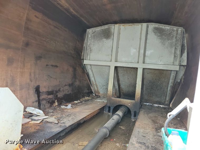 image for item DZ7037 1995 International 4900 refuse truck