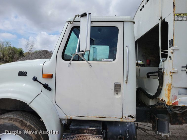 image for item DZ7037 1995 International 4900 refuse truck
