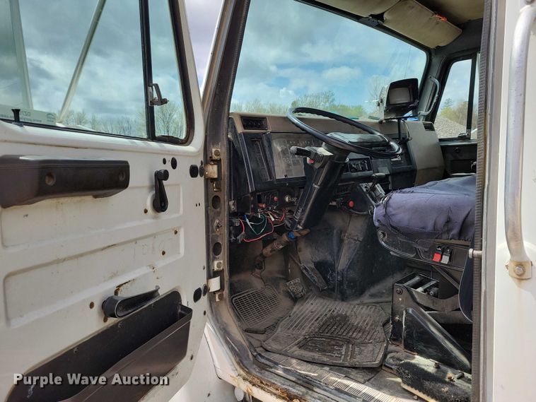 image for item DZ7037 1995 International 4900 refuse truck
