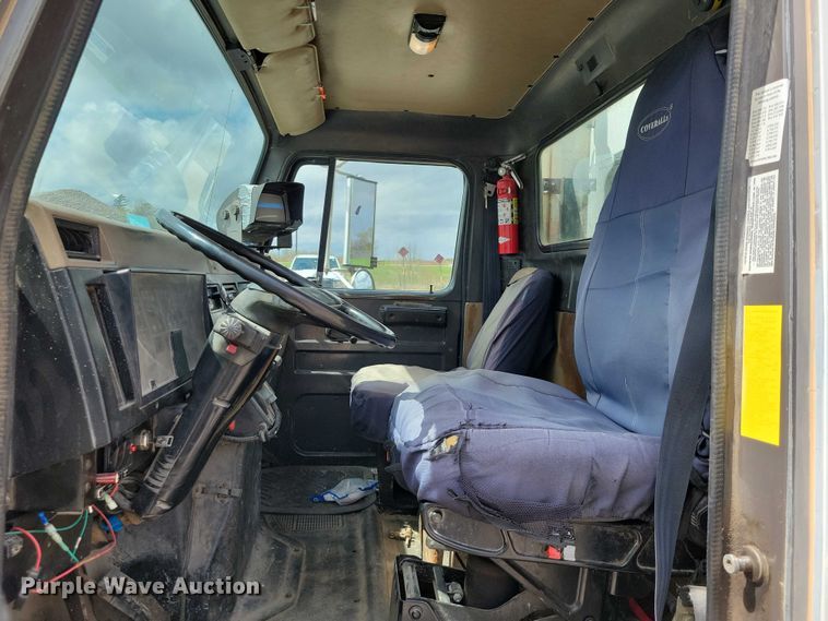 image for item DZ7037 1995 International 4900 refuse truck