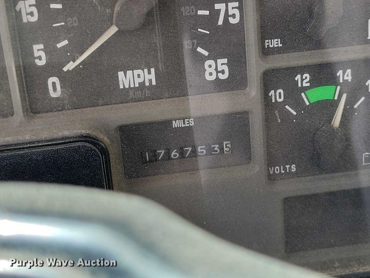 image for item DZ7037 1995 International 4900 refuse truck