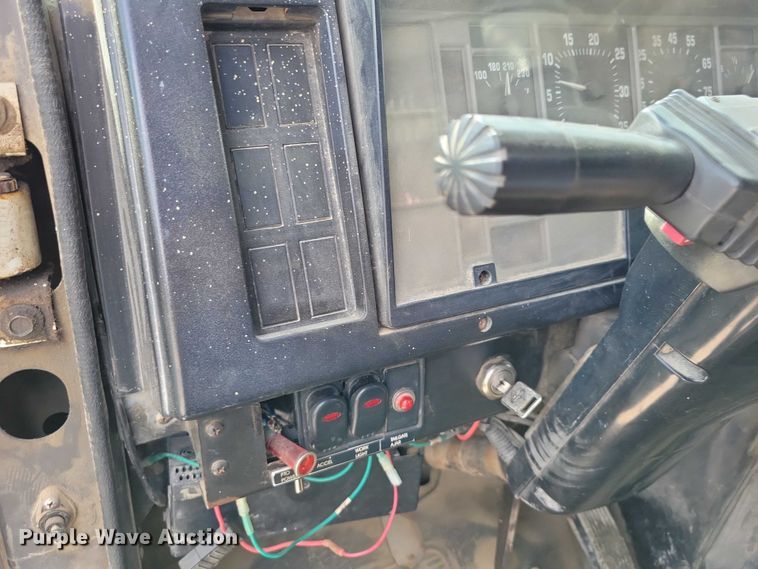 image for item DZ7037 1995 International 4900 refuse truck