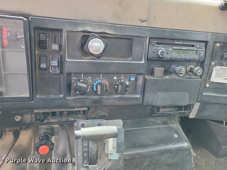 image for item DZ7037 1995 International 4900 refuse truck
