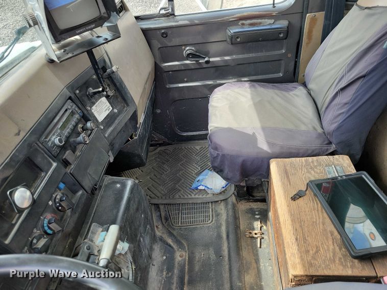 image for item DZ7037 1995 International 4900 refuse truck