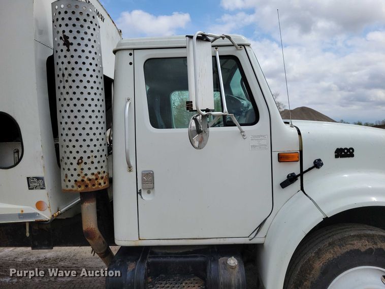 image for item DZ7037 1995 International 4900 refuse truck