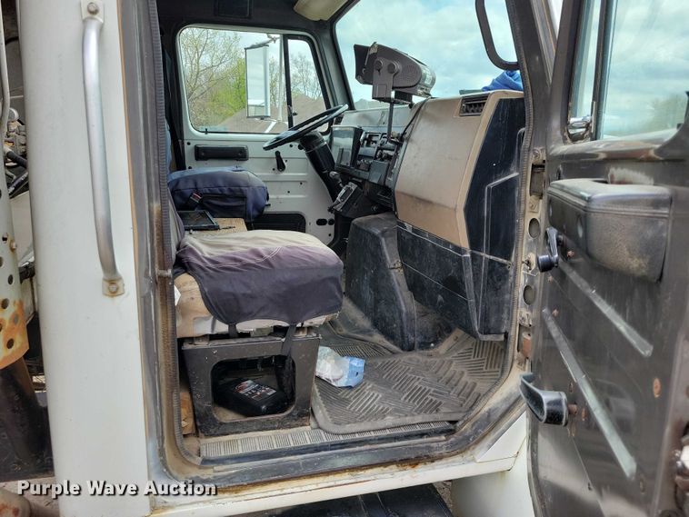 image for item DZ7037 1995 International 4900 refuse truck