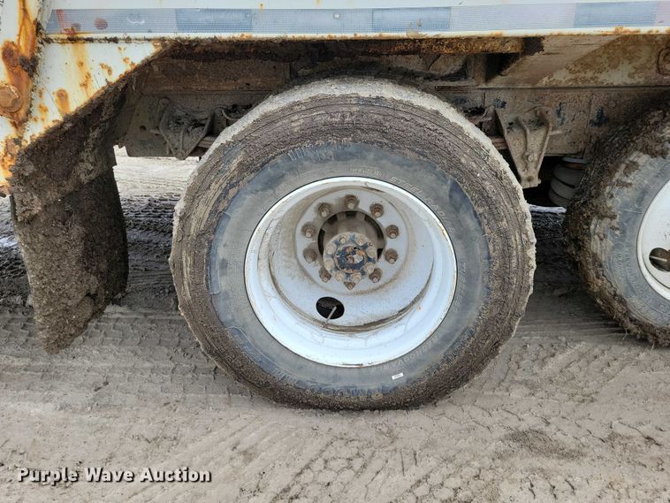 image for item DZ7037 1995 International 4900 refuse truck