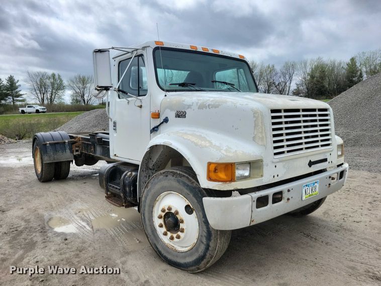 image for item DZ7038 1996 International 4900 hook lift truck