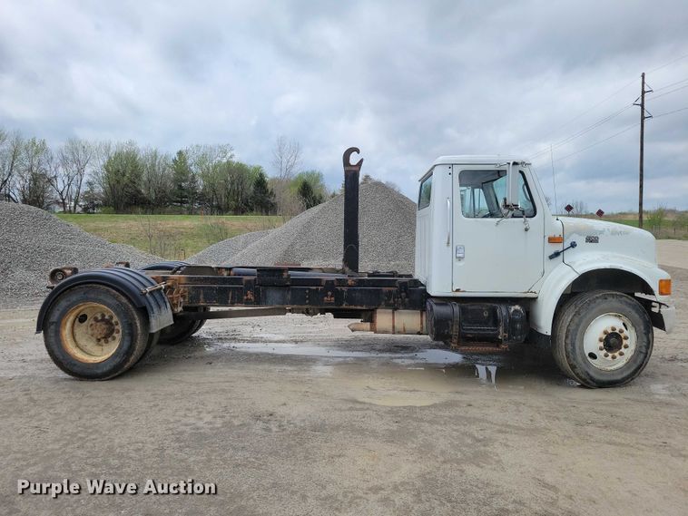 image for item DZ7038 1996 International 4900 hook lift truck