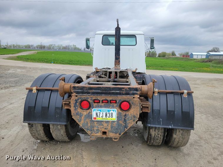 image for item DZ7038 1996 International 4900 hook lift truck
