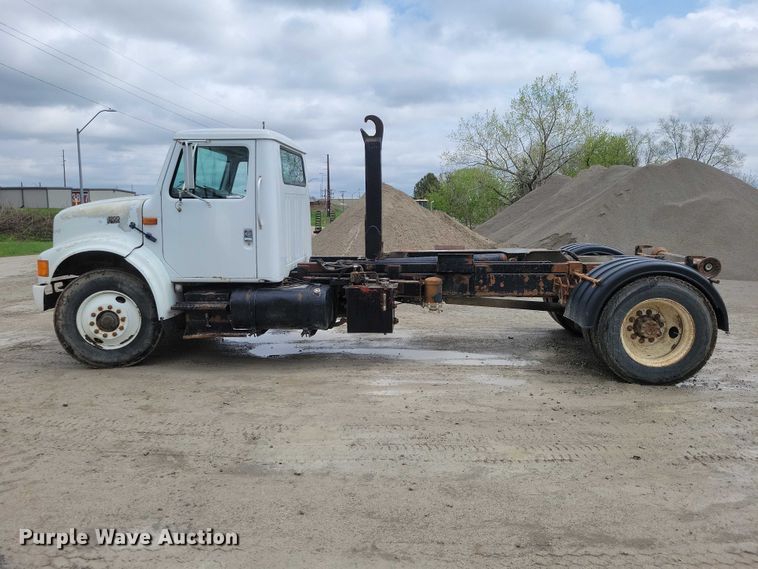 image for item DZ7038 1996 International 4900 hook lift truck