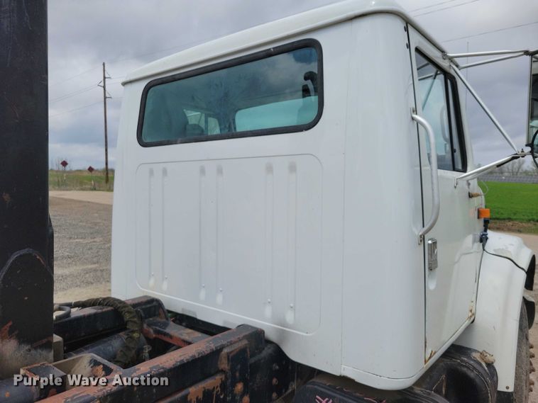 image for item DZ7038 1996 International 4900 hook lift truck