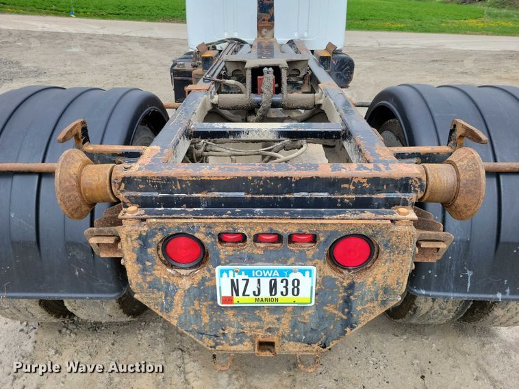 image for item DZ7038 1996 International 4900 hook lift truck
