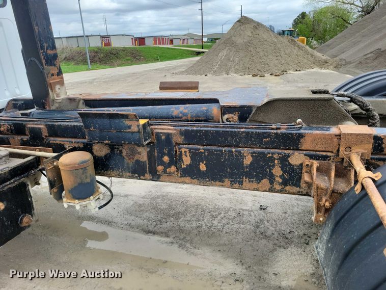 image for item DZ7038 1996 International 4900 hook lift truck
