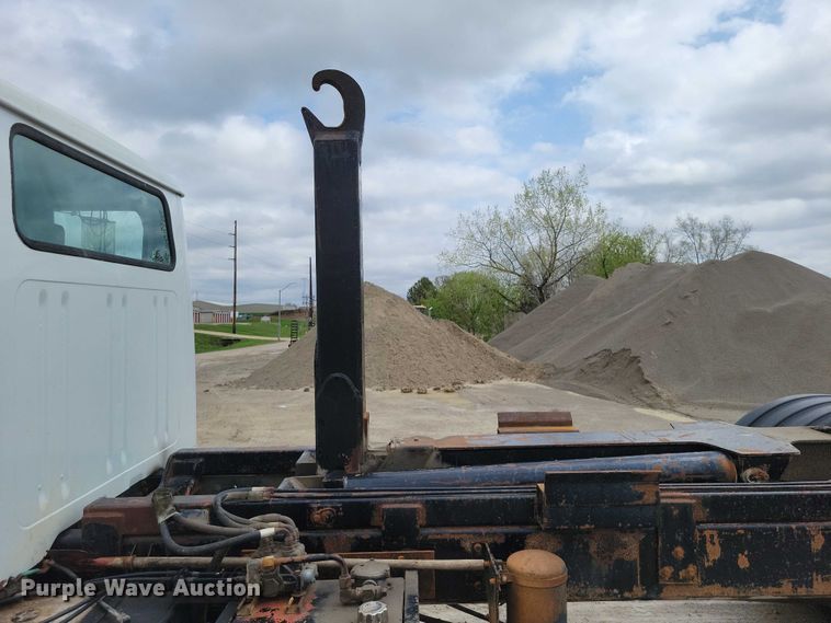 image for item DZ7038 1996 International 4900 hook lift truck