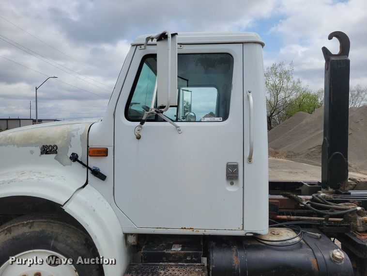 image for item DZ7038 1996 International 4900 hook lift truck
