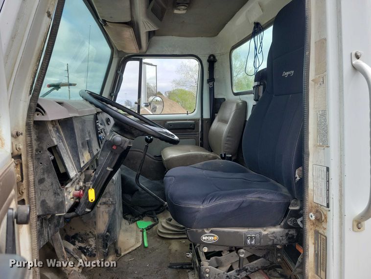 image for item DZ7038 1996 International 4900 hook lift truck