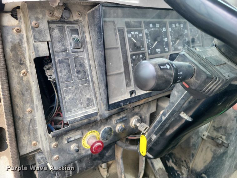 image for item DZ7038 1996 International 4900 hook lift truck