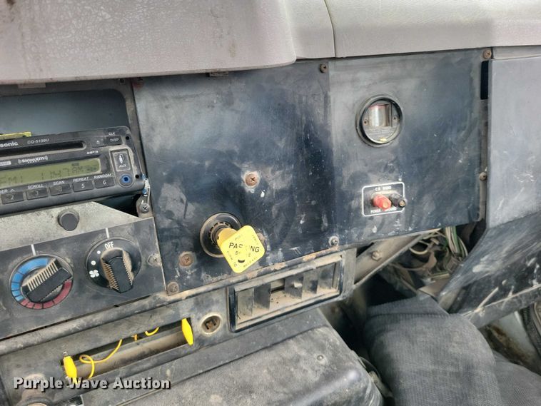 image for item DZ7038 1996 International 4900 hook lift truck