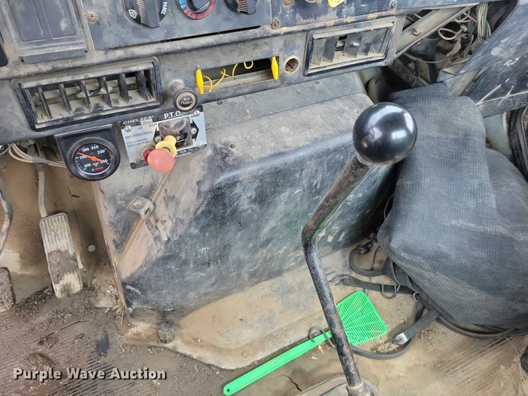 image for item DZ7038 1996 International 4900 hook lift truck