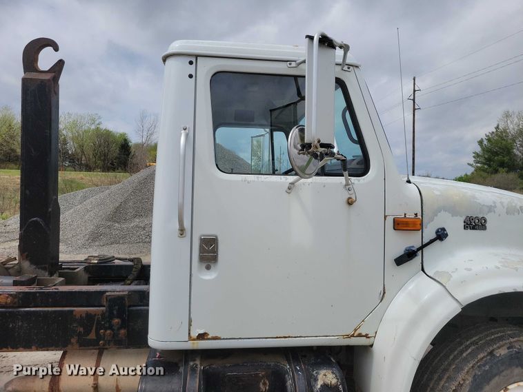 image for item DZ7038 1996 International 4900 hook lift truck