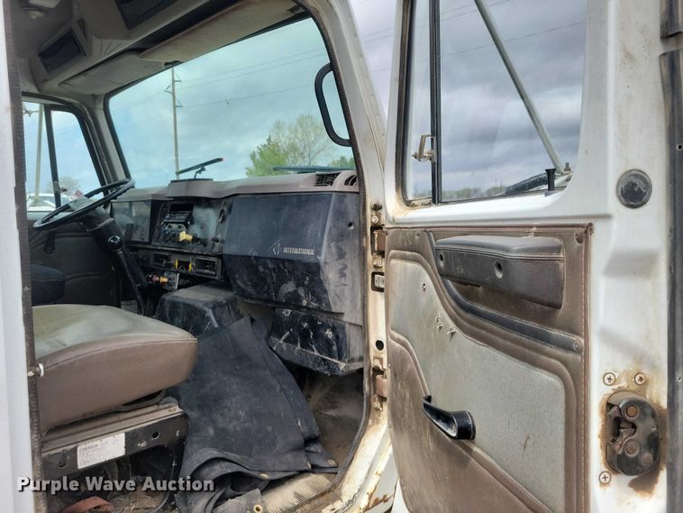 image for item DZ7038 1996 International 4900 hook lift truck