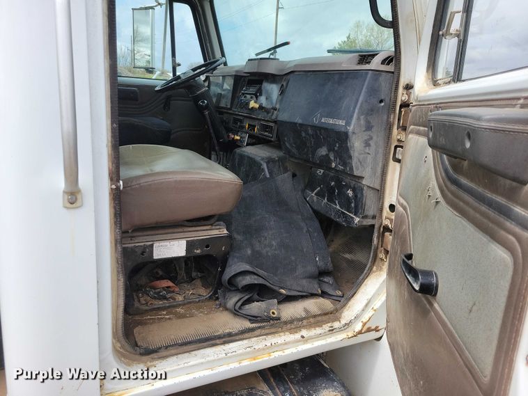 image for item DZ7038 1996 International 4900 hook lift truck