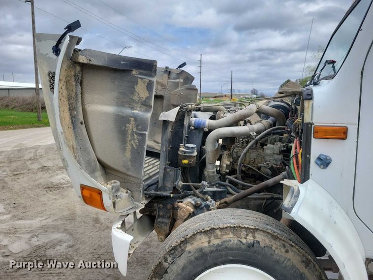 image for item DZ7038 1996 International 4900 hook lift truck