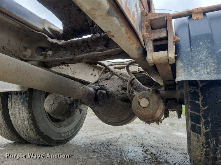 image for item DZ7038 1996 International 4900 hook lift truck