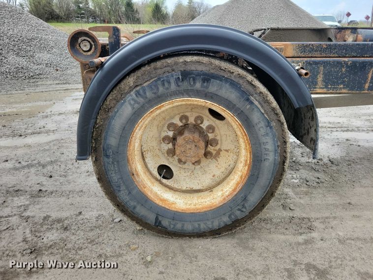 image for item DZ7038 1996 International 4900 hook lift truck