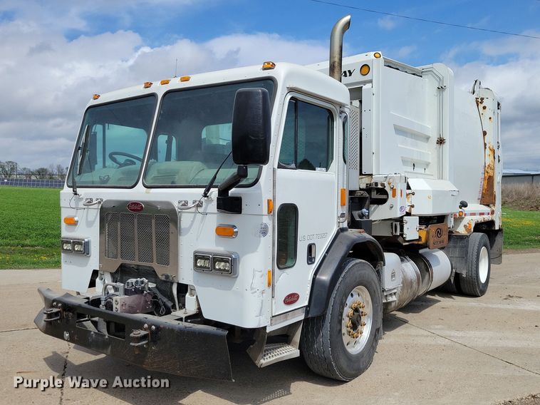 image for item DZ7039 2015 Peterbilt 320 refuse truck