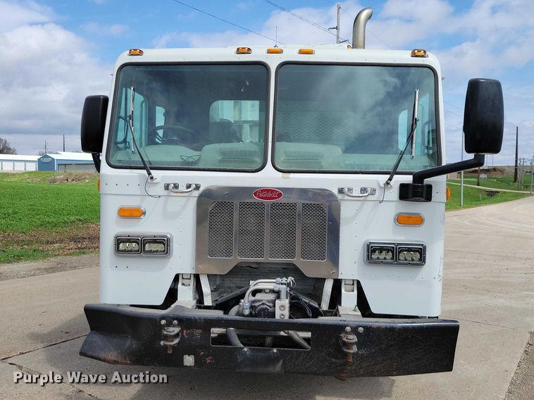 image for item DZ7039 2015 Peterbilt 320 refuse truck