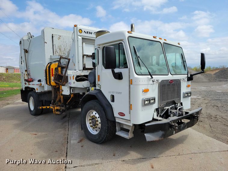 image for item DZ7039 2015 Peterbilt 320 refuse truck