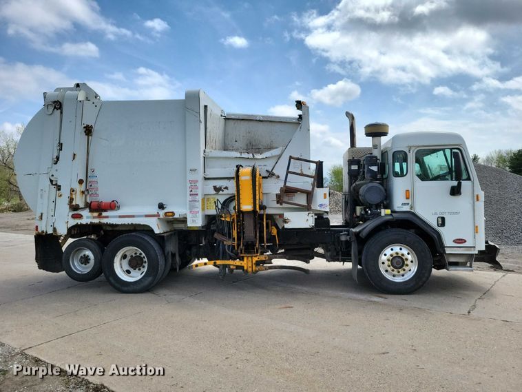 image for item DZ7039 2015 Peterbilt 320 refuse truck