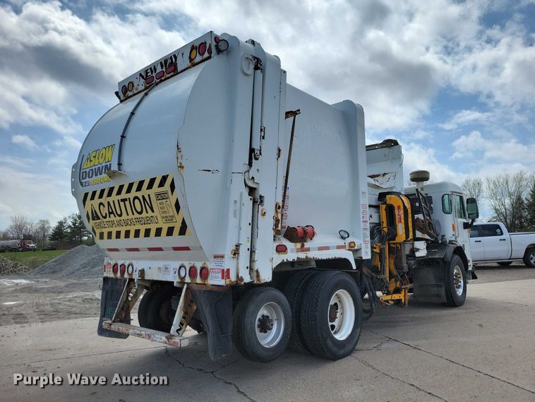 image for item DZ7039 2015 Peterbilt 320 refuse truck