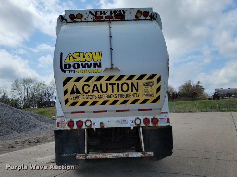 image for item DZ7039 2015 Peterbilt 320 refuse truck