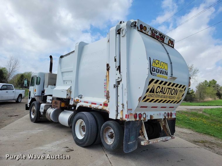 image for item DZ7039 2015 Peterbilt 320 refuse truck