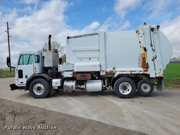 image for item DZ7039 2015 Peterbilt 320 refuse truck
