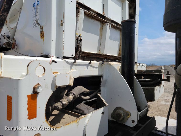 image for item DZ7039 2015 Peterbilt 320 refuse truck