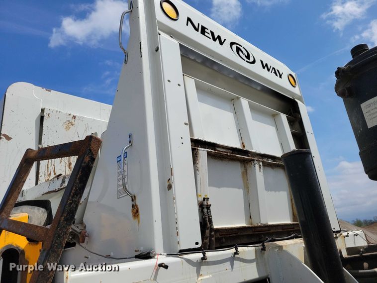 image for item DZ7039 2015 Peterbilt 320 refuse truck