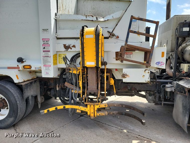 image for item DZ7039 2015 Peterbilt 320 refuse truck