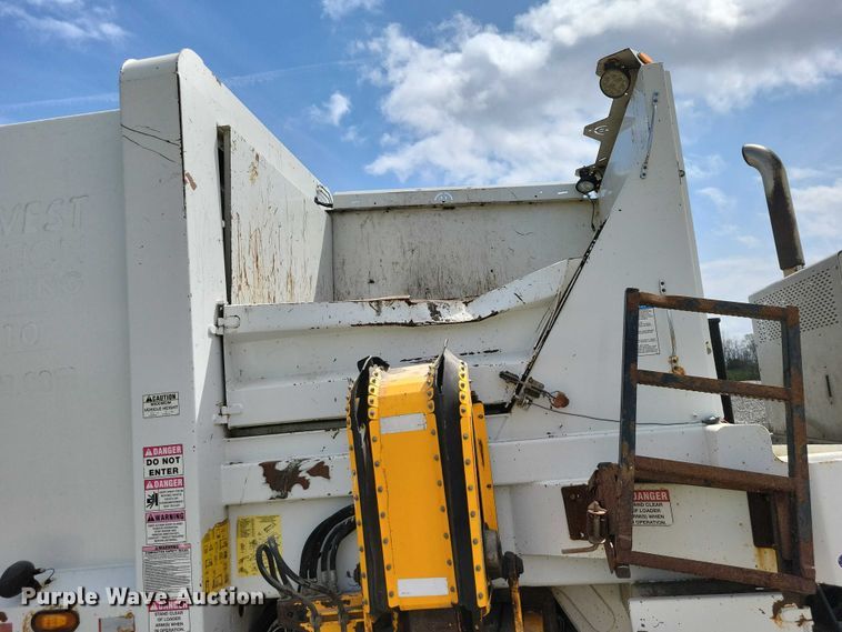 image for item DZ7039 2015 Peterbilt 320 refuse truck