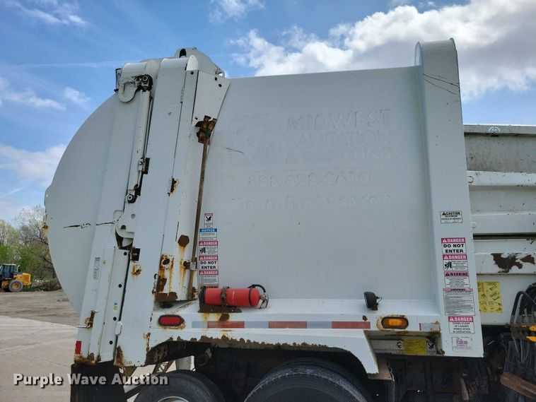 image for item DZ7039 2015 Peterbilt 320 refuse truck